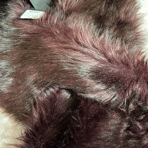 Club Mónaco Burgandy Faux Fur Stole - Picture 4 of 4